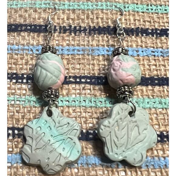 Artisan Sage Green & Pink Textured Flower & Bead Dangle Earrings Handmade New - Picture 2 of 3